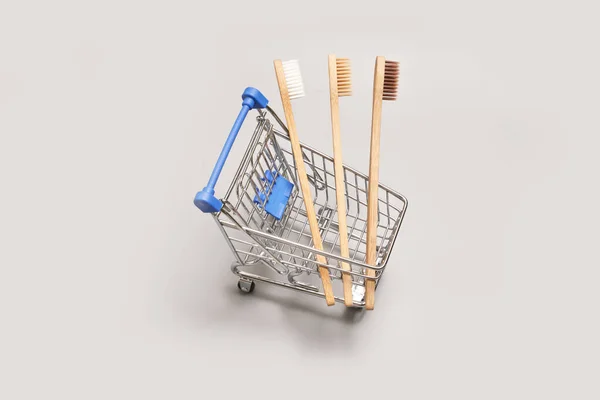 Set Ökologie-Zahnbürste auf grauem Hintergrund. Verschiedene Farben. Diversitätskonzept — Stockfoto