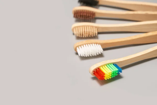 Набір екологічних зубних щіток на сірому фоні. Різний колір . — стокове фото
