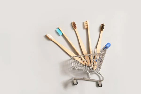 Ensemble de brosse à dents écologique sur fond gris. Couleur différente. Concept de diversité — Photo