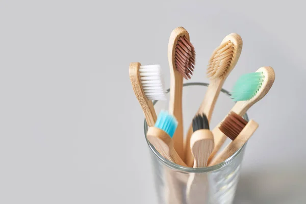 Conjunto de escova de dentes ecologia em fundo cinza. Vidro de cor diferente. Diversidade — Fotografia de Stock