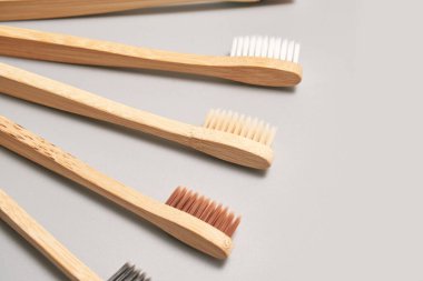 Gri arka planda ekoloji diş fırçası seti. Farklı renk.