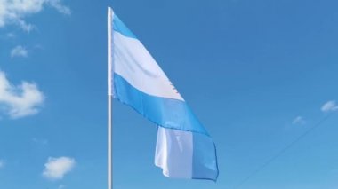 Gökyüzü arka planında ulusal ülke bayrağı.