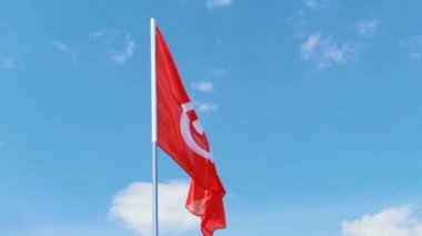 Mavi gökyüzü arka planında ulusal ülke bayrağı. Uçan kumaş sembolü