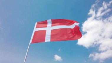 Mavi gökyüzü arka planında ulusal ülke bayrağı. Uçan kumaş sembolü