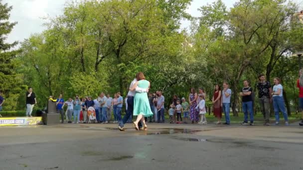 Barnaul, Rusya - 23 Mayıs 2021. Kalabalıkla sokakta sosyal dans — Stok video