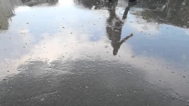 Día de lluvia al aire libre. Agua en la calle asfalto. — Vídeo de stock