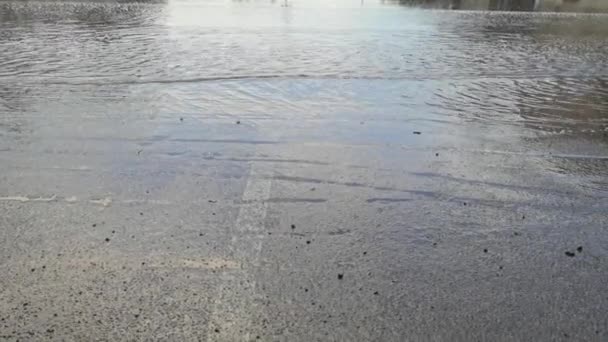 Giorno di pioggia all'aperto. Acqua su strada asfalto. — Video Stock