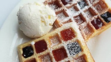 Ballı ve vanilyalı geleneksel waffle..