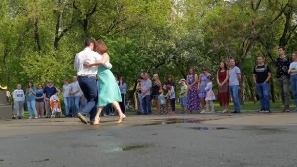 Barnaul, Rusia - 23 de mayo de 2021. Baile social en la calle con multitud — Vídeos de Stock