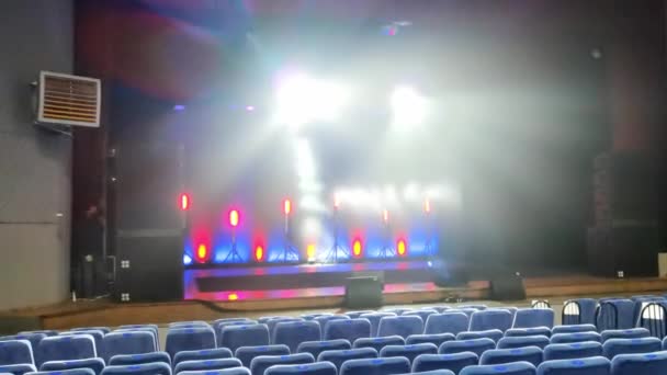 Lichte achtergrond van het podium. Na de muziekshow. Neon spotlight. Blauwe en rode kleur. — Stockvideo