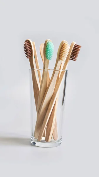 Set de cepillo de dientes ecológico sobre fondo gris. Vidrio de color diferente. Diversidad —  Fotos de Stock