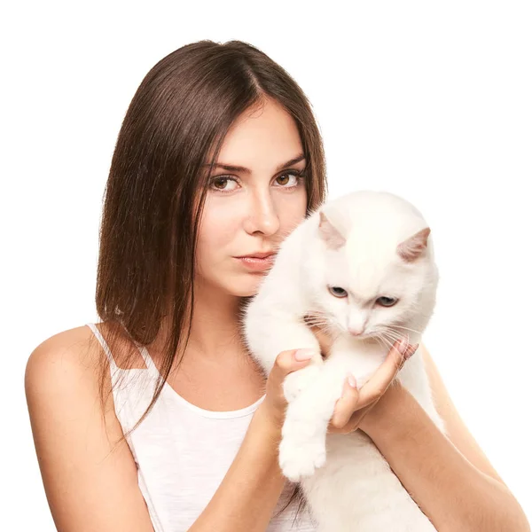 Jovem mulher segurando gato branco. Conceito de alergia. Muito humano e animal de estimação — Fotografia de Stock