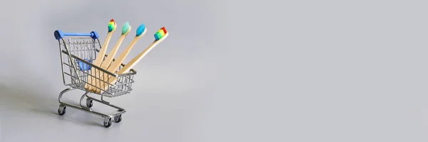 Набор экологической зубной щетки на сером фоне. Разного цвета. Концепция разнообразия — стоковое фото