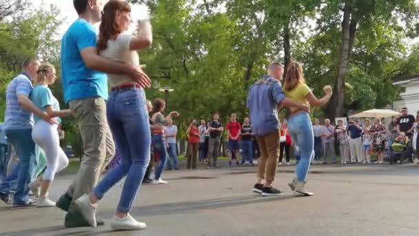 Barnaul, Russia - 23 maggio 2021. Danza sociale in strada con la folla — Video Stock