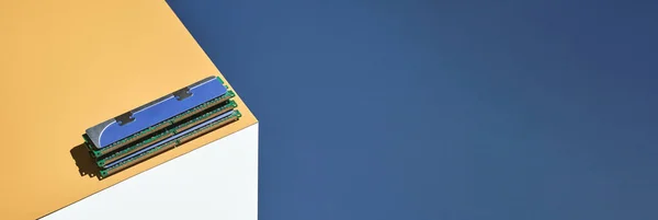 Ізометрія концепції модного куба. Модуль пам'яті комп'ютера. Жовтий і синій — стокове фото