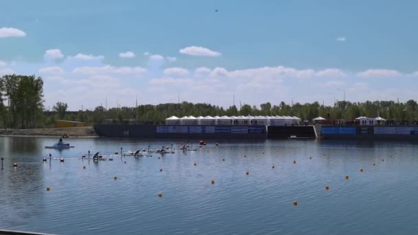 Barnaul, Rússia - 21 de maio de 2021. Aventura de canoa. Competição de velocidade — Vídeo de Stock