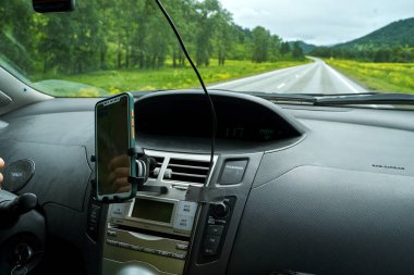 Adam araba kullanıyor. Dağ yolu. Sorumlu seyahat tatili. Kalıcılık kavramı.