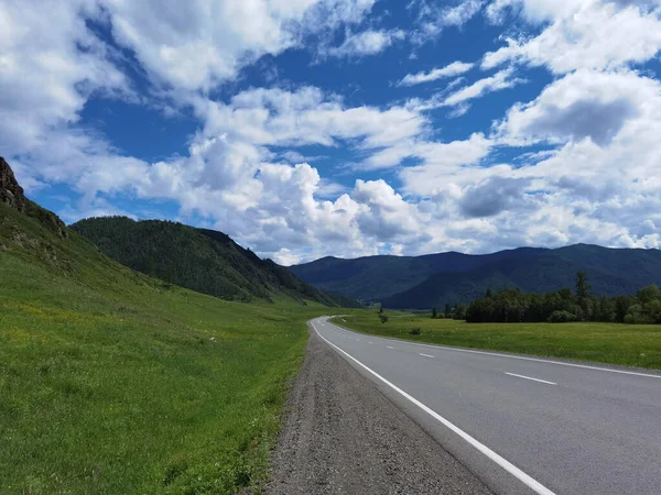 Vacanza roadtrip paesaggio. Montagne Altai. Regione di Multa. — Foto Stock