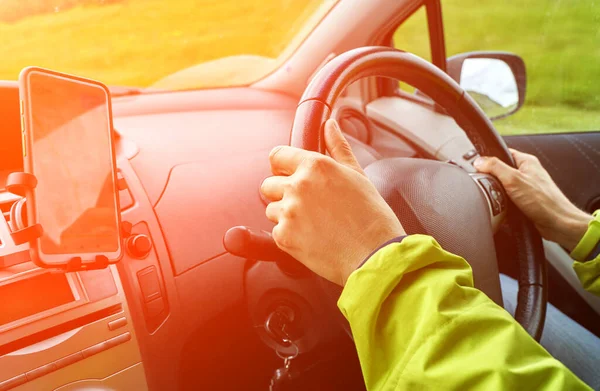 El hombre conduce el coche. Camino de montaña. Vacaciones de viaje responsables. Concepto de estancia. — Foto de Stock