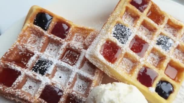 Traditionelle Waffeln mit Honig und Vanilleeis. — Stockvideo