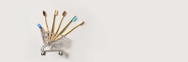 Ensemble de brosse à dents écologique sur fond gris. Couleur différente. Concept de diversité — Photo