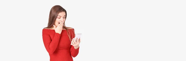 Una mujer joven y bonita con teléfono. Retrato de estudio. Persona femenina. — Foto de Stock