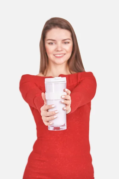 Uma jovem bonita com xícara de café. Retrato de estúdio. — Fotografia de Stock