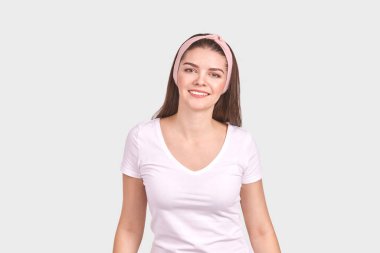 Güzel bir genç kadın jesti. Stüdyo portresi. Kadın kişi..