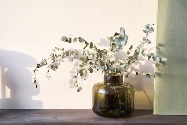 Moda okaliptüs çiçeği. Yatak odası iç tasarımı. Asgari buket