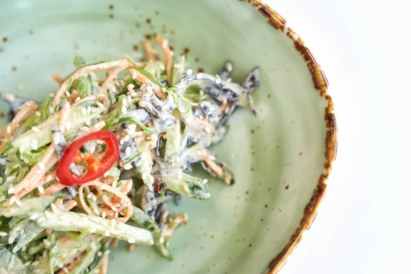 Asya usulü salata. Kase mutfak masasında. Modern yemekler