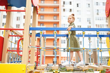 Çocuk parkında. Güzel surat. Sevimli okul çocuğu. Etkin tatil