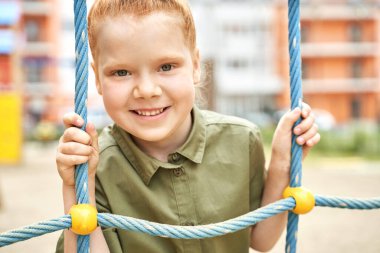 Çocuk parkında. Güzel surat. Sevimli okul çocuğu. Etkin tatil