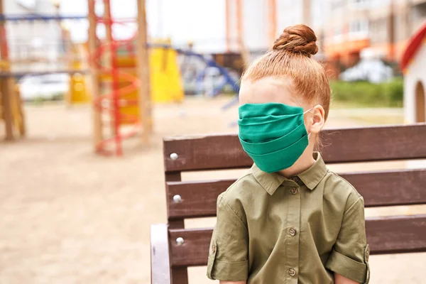 Enfant en masque de sécurité. Nouvelle normalité. Portrait de sécurité du virus Corona. Fille aux cheveux rouges — Photo