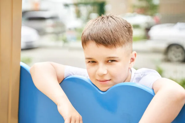 Een kind op de speelplaats. Mooi gezicht. Schattig schoolkind. Actieve vakantie — Stockfoto