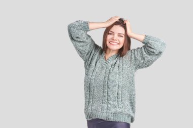 Güzel bir genç kadın jesti. Stüdyo portresi. Kadın kişi..