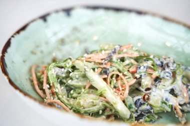 Asya usulü salata. Kase mutfak masasında. Modern yemekler