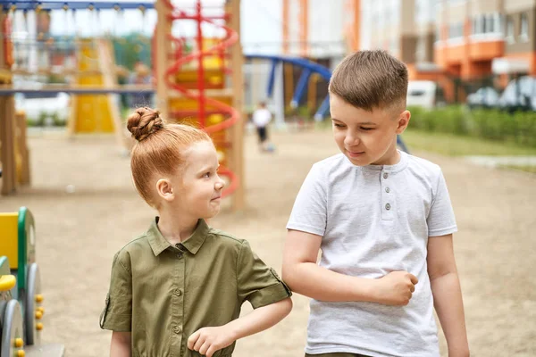 Доторкніться до ліктя. Новий нормальний. Корона вірус безпеки рукостискання — стокове фото