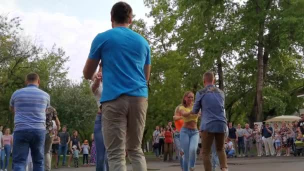 Barnaul, Rusko - 23. května2021. Společenské tance na ulici s davem — Stock video