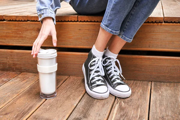 Menina bonita beber bebida ao ar livre. Compre café takeaway na própria xícara. Pessoas reais — Fotografia de Stock