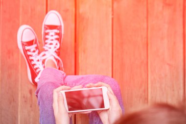 Güzel bir kız. Gerçek insanlar cep telefonu kullanıyor. Bekar bir kadın.