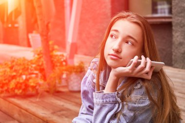 Güzel bir kız. Kafkasyalı gerçek insanlar cep telefonu kullanıyor. Bekar kadın.