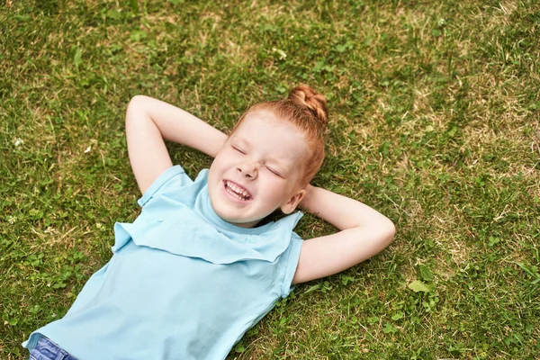 Um retrato de menina. Fundo verde ao ar livre. Adolescente estudante no parque — Fotografia de Stock