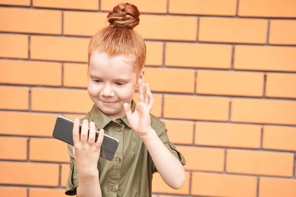 Hezký obličej. Roztomilé dítě ze školy chytá selfie. Aktivní dovolená. Malí lidé — Stock fotografie