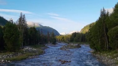 Tatil manzarası. Rus Altai dağları. Çoklu bölge. Tatil evde.