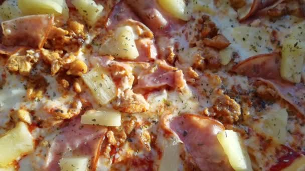 Pizza hawaiina dengan nanas. Beacon dan keju. Hari yang cerah. Makanannya enak. — Stok Video