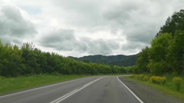 Vacanza roadtrip paesaggio. Montagne russe dell'Altai. Regione di Multa — Video Stock