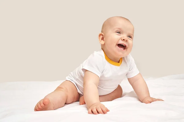 Un ragazzino carino a casa. Concetto di infanzia. Sfondo chiaro. Bambino sorridente — Foto Stock