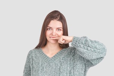 Güzel bir genç kadın jesti. Stüdyo portresi. Kadın kişi..