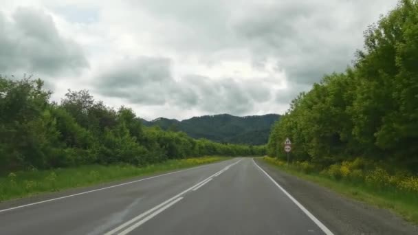 休暇のロードトリップ風景。ロシアのアルタイ山脈。マルタ地方 — ストック動画