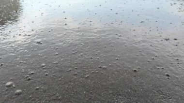 Dışarıda yağmur var. Sokak asfaltında su.